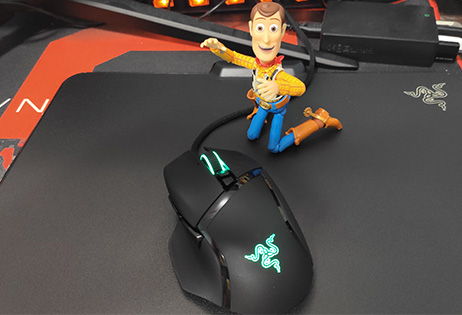 【達人開箱】我的掌心裡有蛇！Razer 巴塞利斯蛇 V2 電競滑鼠電競牛仔胡迪開箱
