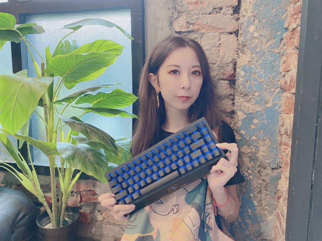 意圖使人剁手的65%短鍵盤！ RAZER 黑寡婦 V3 MINI 幻彩版 黃軸 ENG 布丁鍵帽